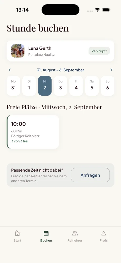 App-Screenshot „Stunde buchen“: Wochenansicht, eine freie Stunde um 10:00 Uhr mit „3 von 3 frei“ und der Hinweis „Passende Zeit nicht dabei? Anfragen“